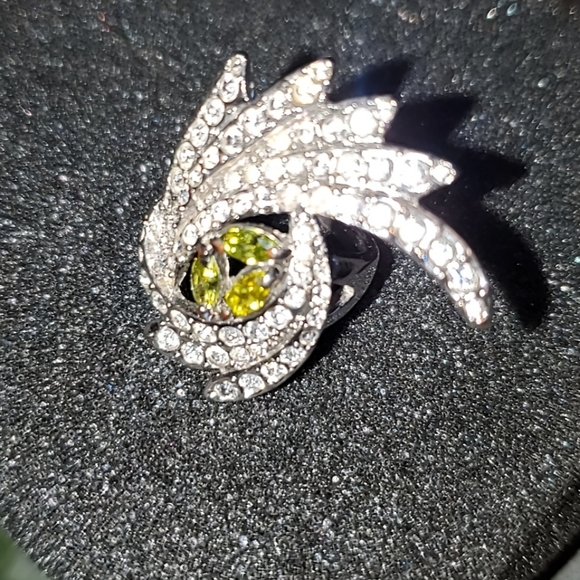 Sparkling Peacock Eye Zirconia w Emerald Ring